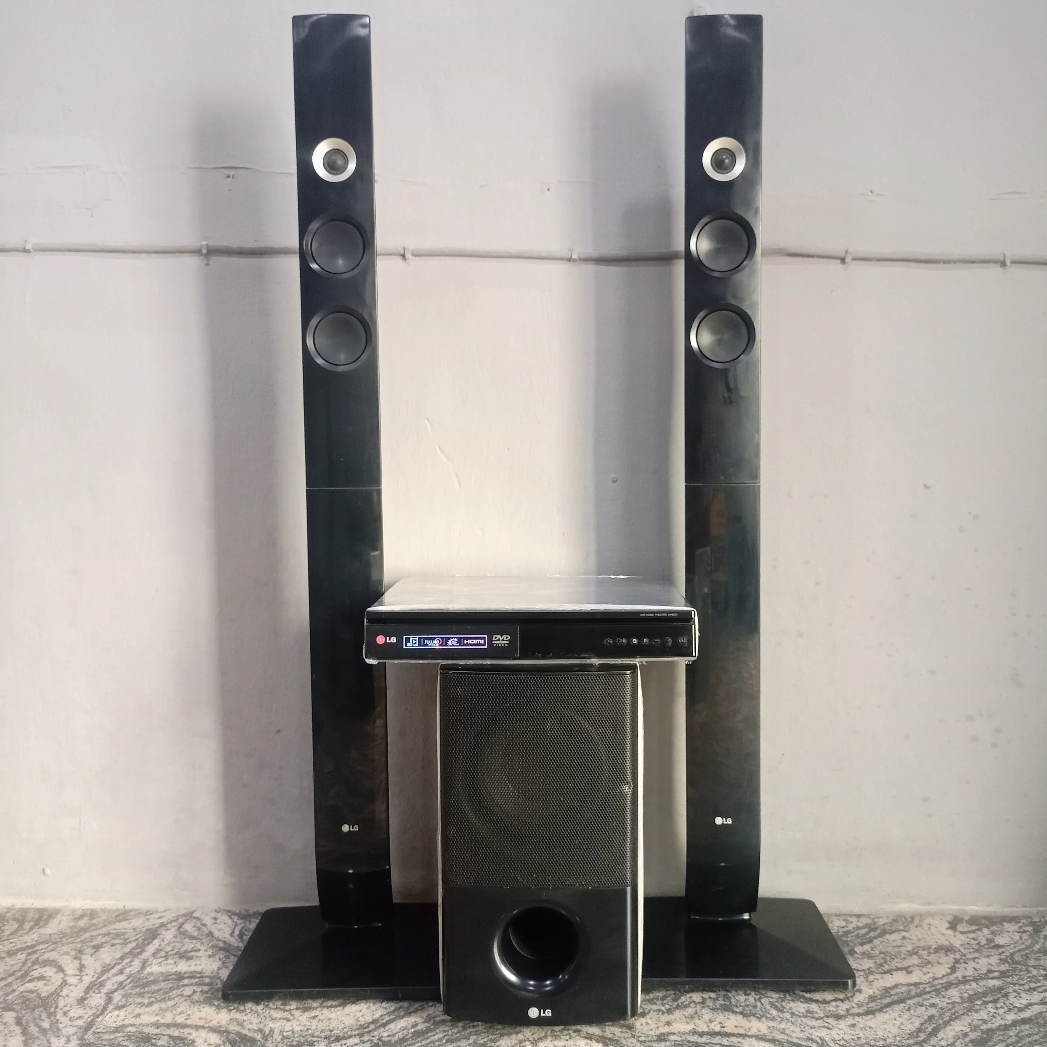 LG 2.1Ch 600W Tower DVD Home Theater System (USB, FM, Aux, Optical, HDMI Out) - Foreign Used