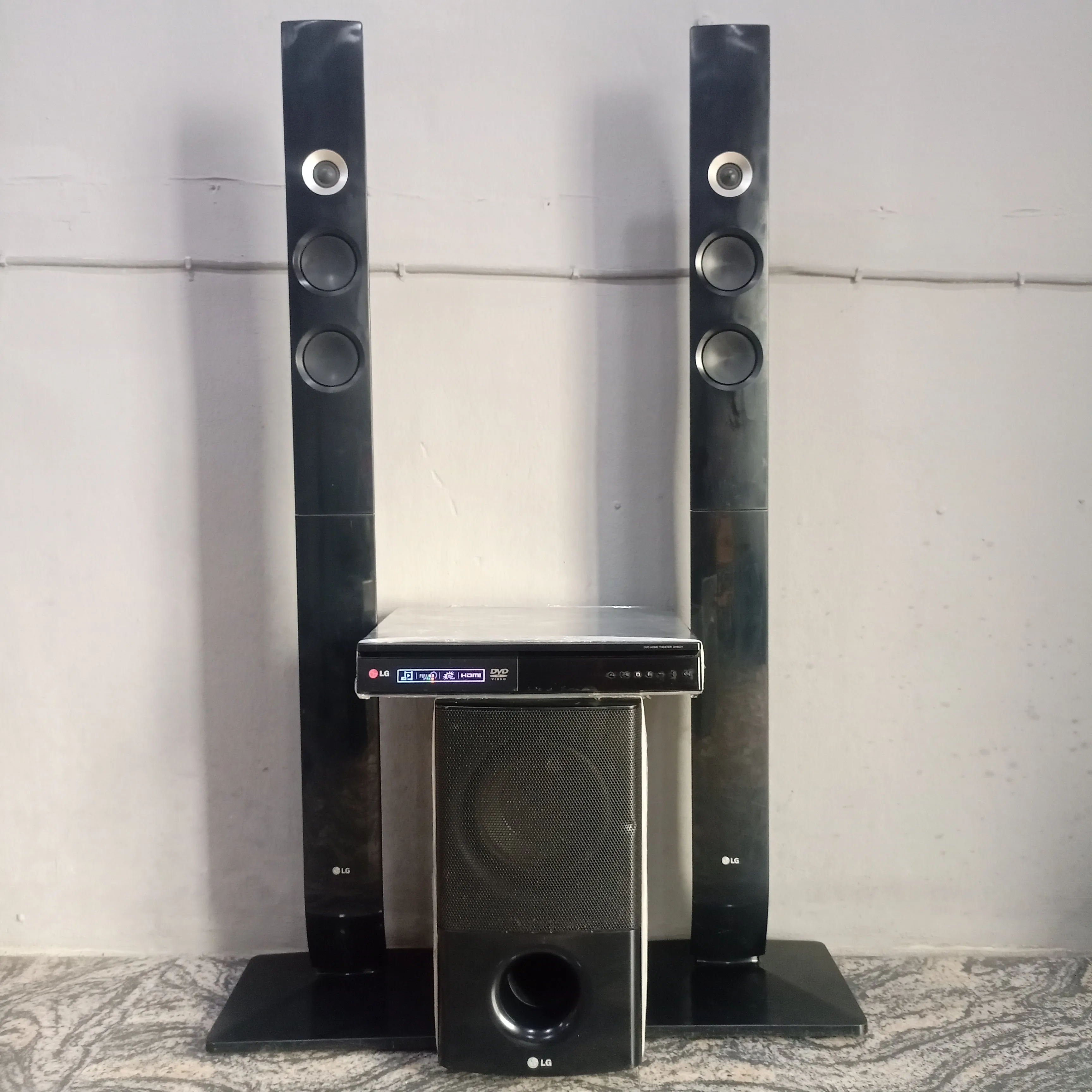 LG 2.1Ch 600W Tower DVD Home Theater System (USB, FM, Aux, Optical, HDMI Out) - Foreign Used