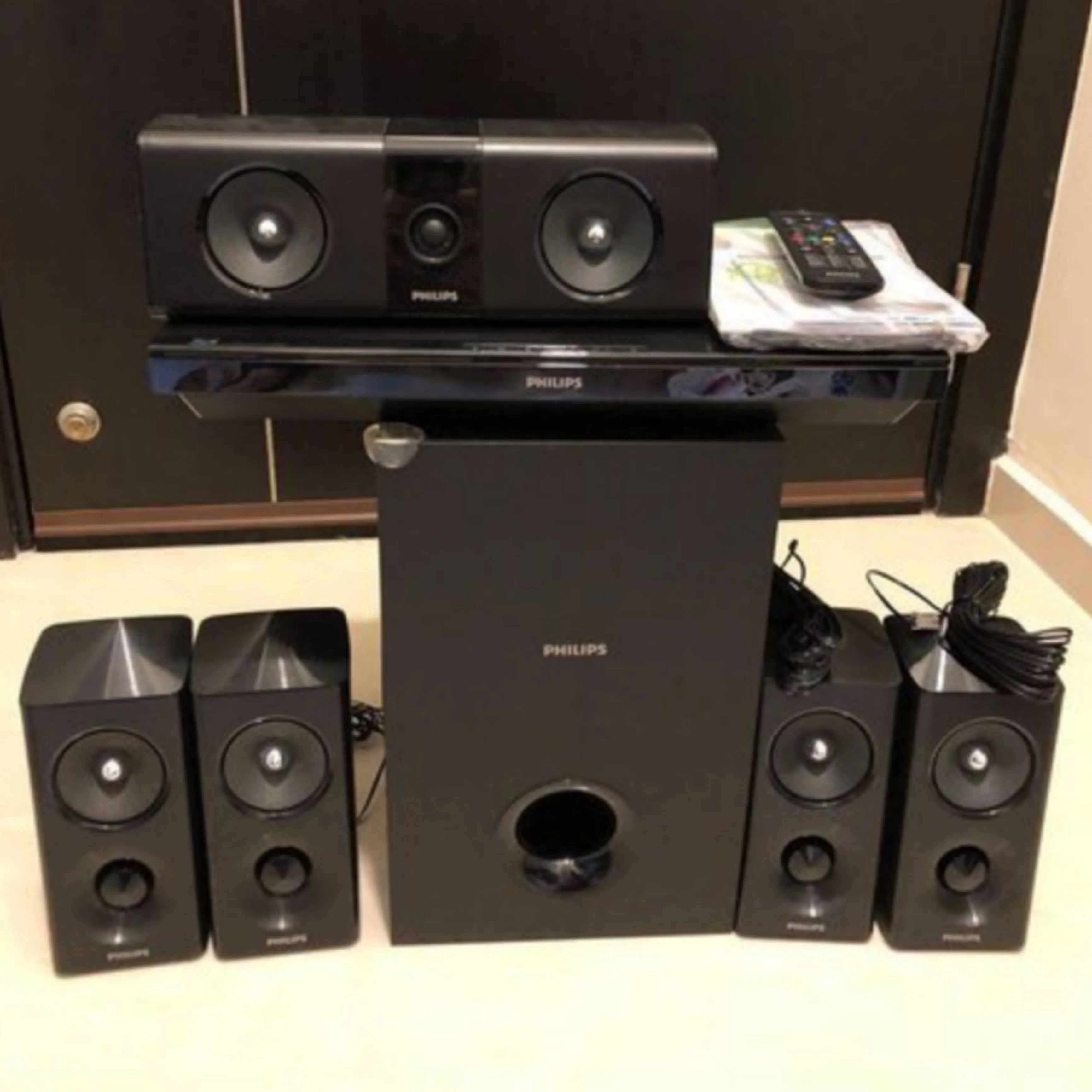 Philips HTB3520/94 5.1Ch 1000Watts Bluetooth 3D Blu-ray DVD Home Theater - Foreign Used