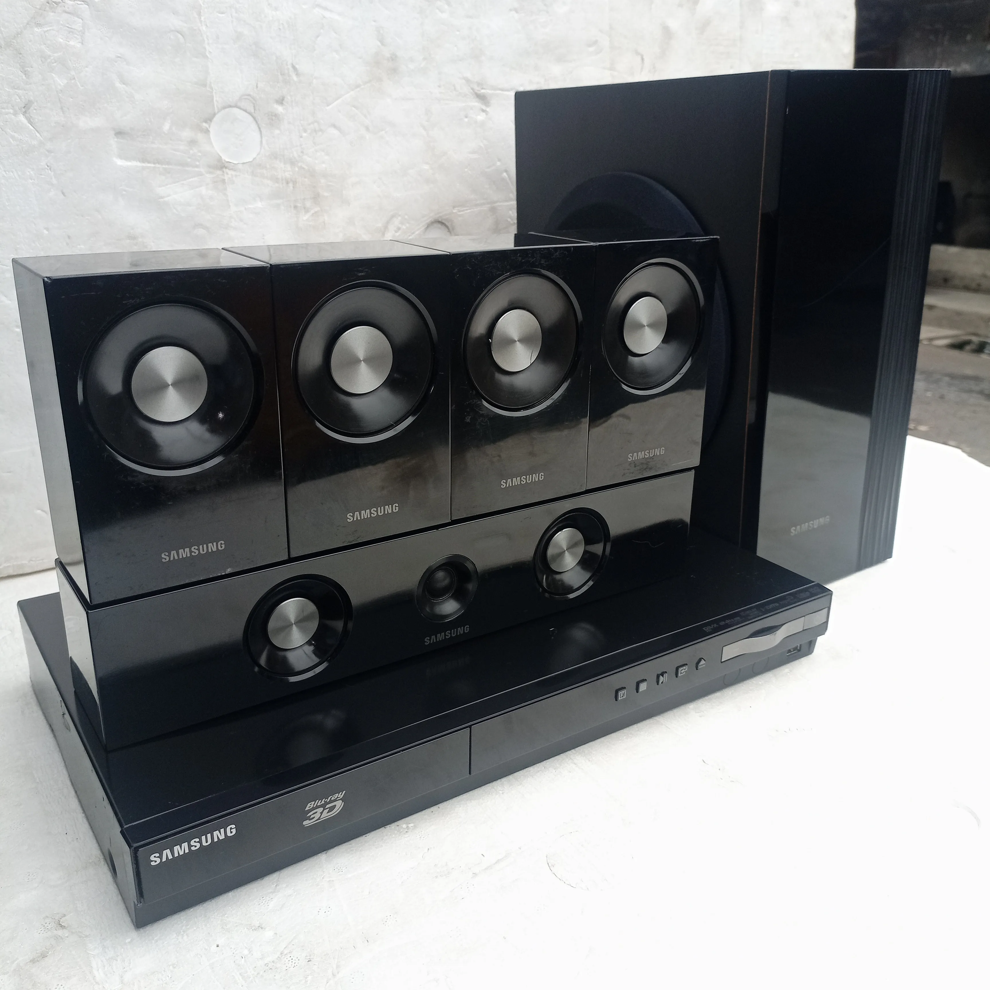 Samsung 5.1ch 1000Watts 3D Blu-ray DVD Home Theater Complete Set (USB, Aux, FM radio, Optical in, HDMI) - Foreign Used