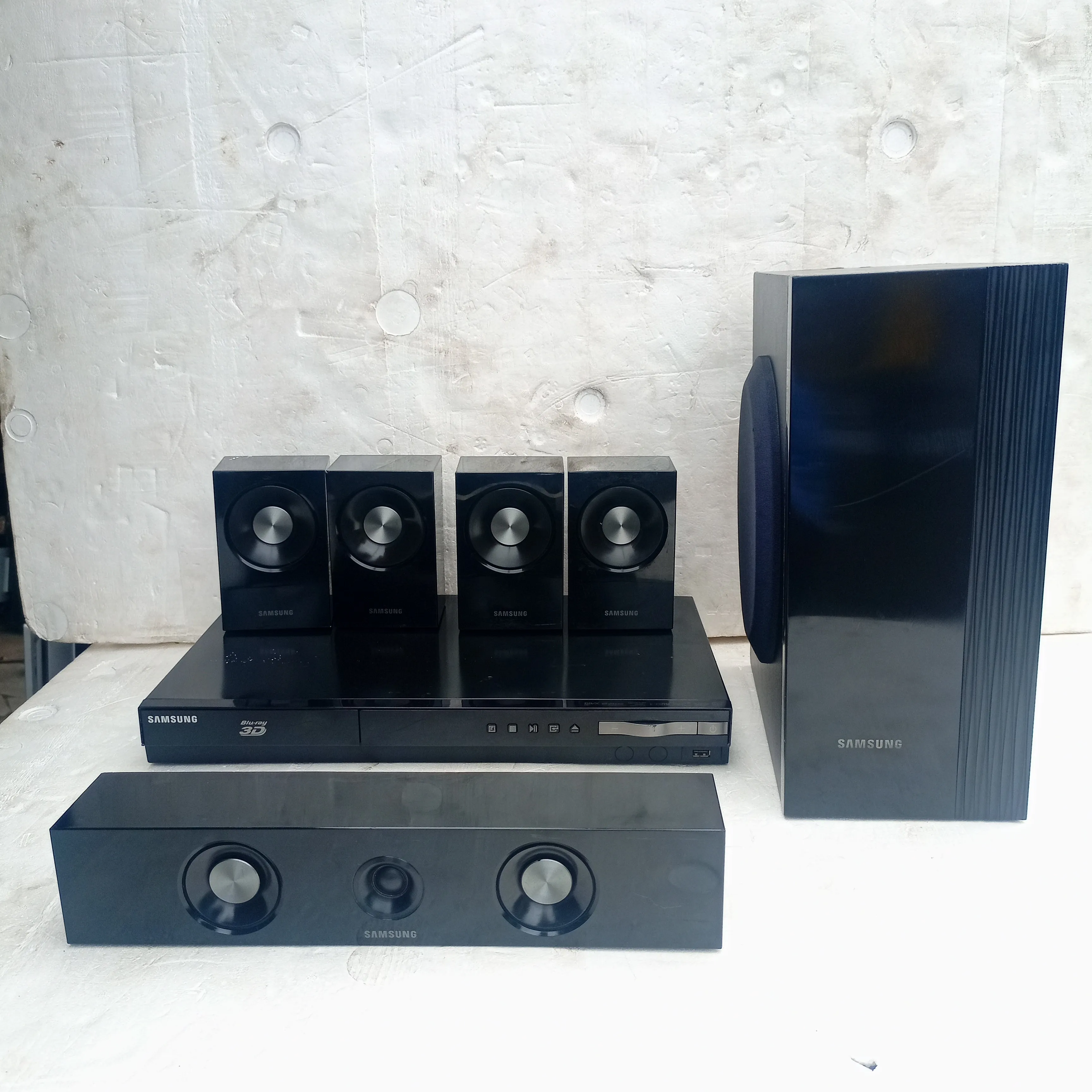 Samsung 5.1ch 1000Watts 3D Blu-ray DVD Home Theater Complete Set (USB, Aux, FM radio, Optical in, HDMI) - Foreign Used