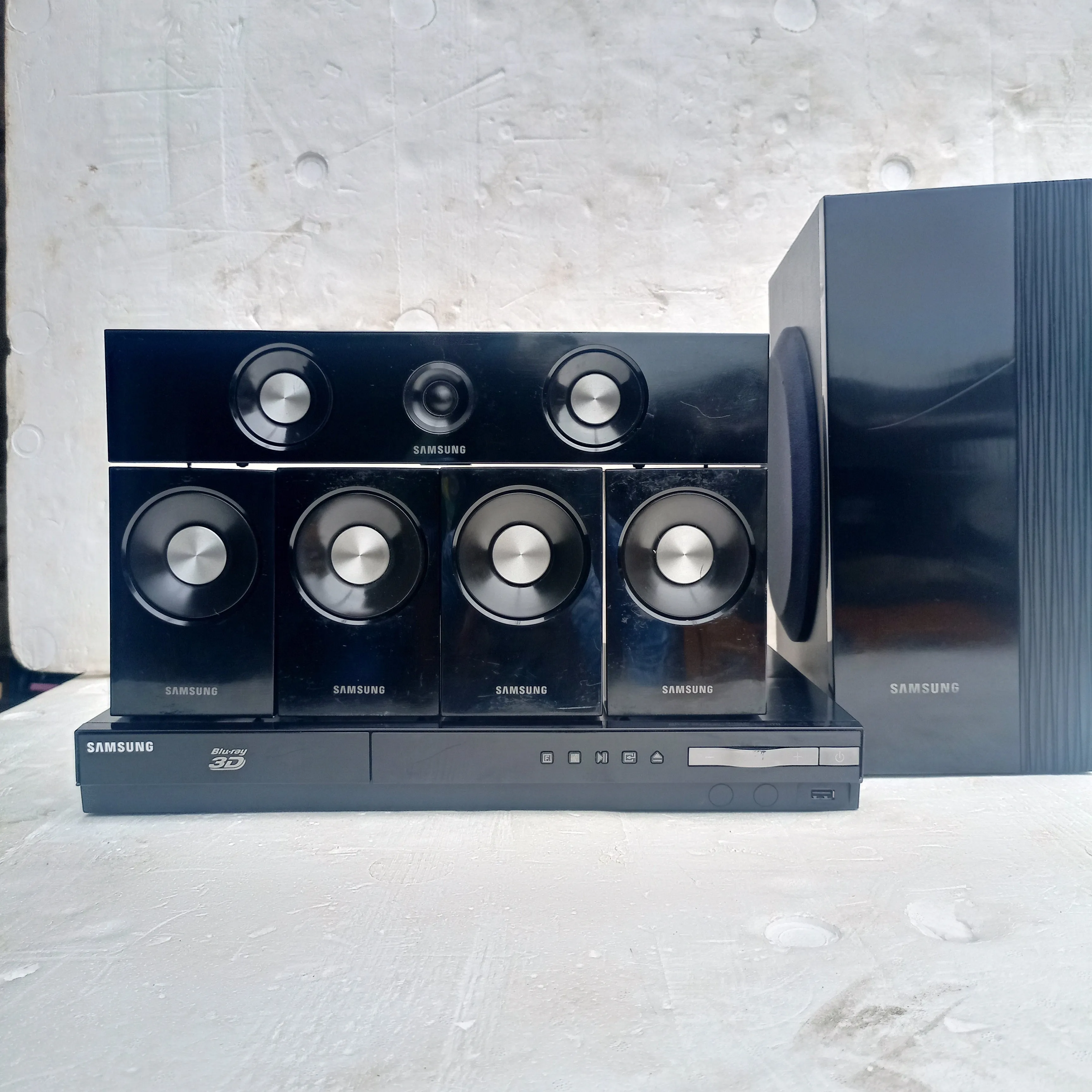 Samsung 5.1ch 1000Watts 3D Blu-ray DVD Home Theater Complete Set (USB, Aux, FM radio, Optical in, HDMI) - Foreign Used