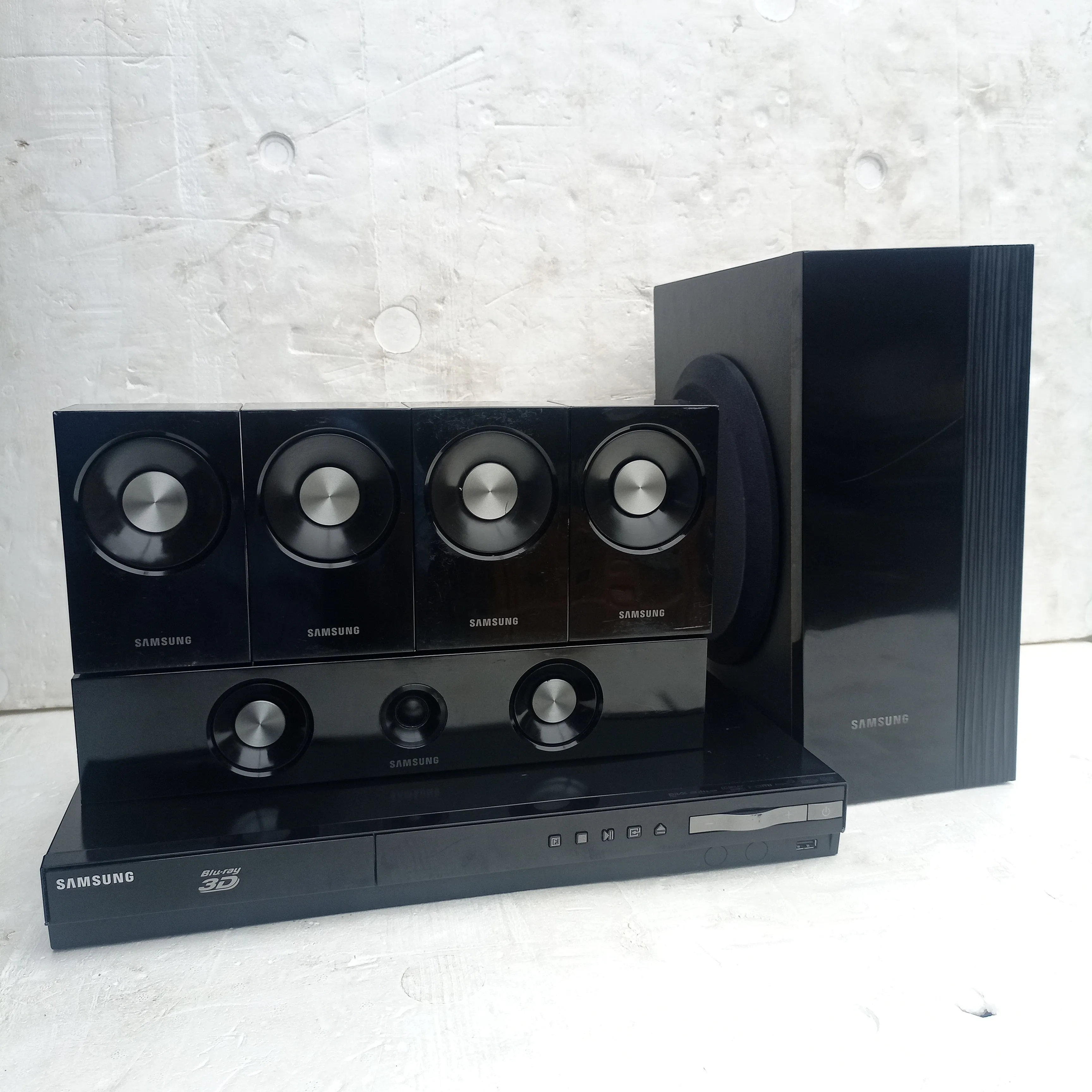 Samsung 5.1ch 1000Watts 3D Blu-ray DVD Home Theater Complete Set (USB, Aux, FM radio, Optical in, HDMI) - Foreign Used