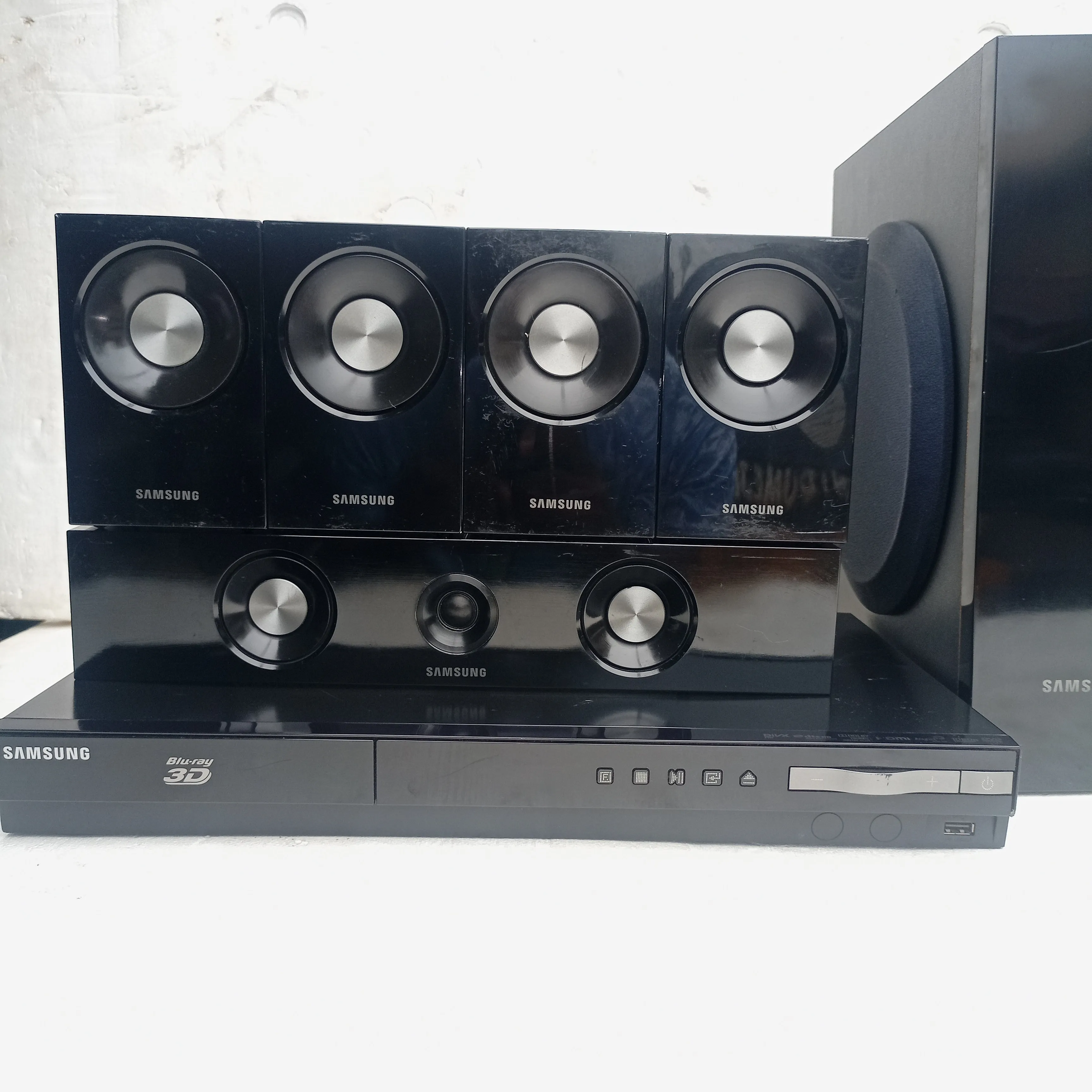 Samsung 5.1ch 1000Watts 3D Blu-ray DVD Home Theater Complete Set (USB, Aux, FM radio, Optical in, HDMI) - Foreign Used