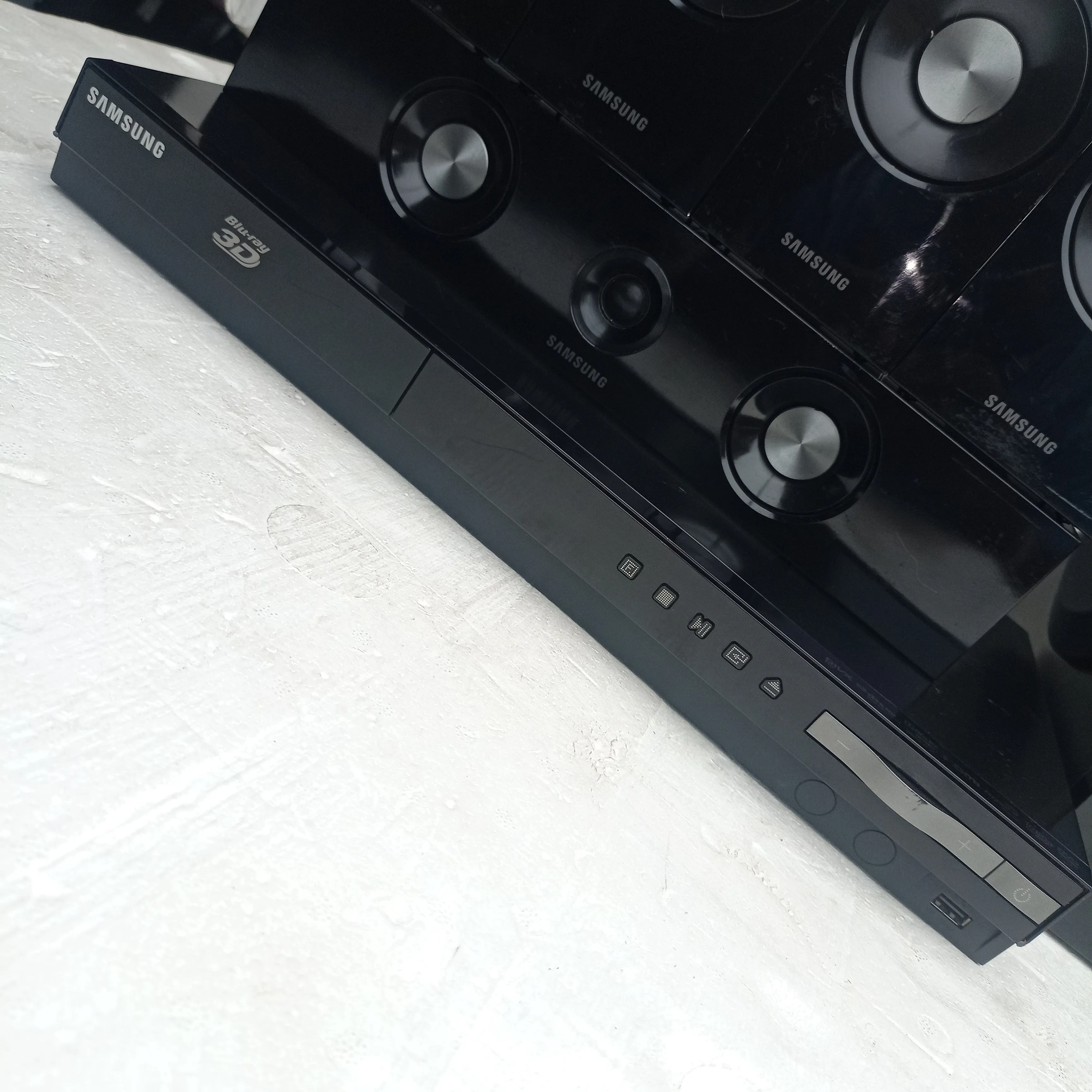 Samsung 5.1ch 1000Watts 3D Blu-ray DVD Home Theater Complete Set (USB, Aux, FM radio, Optical in, HDMI) - Foreign Used