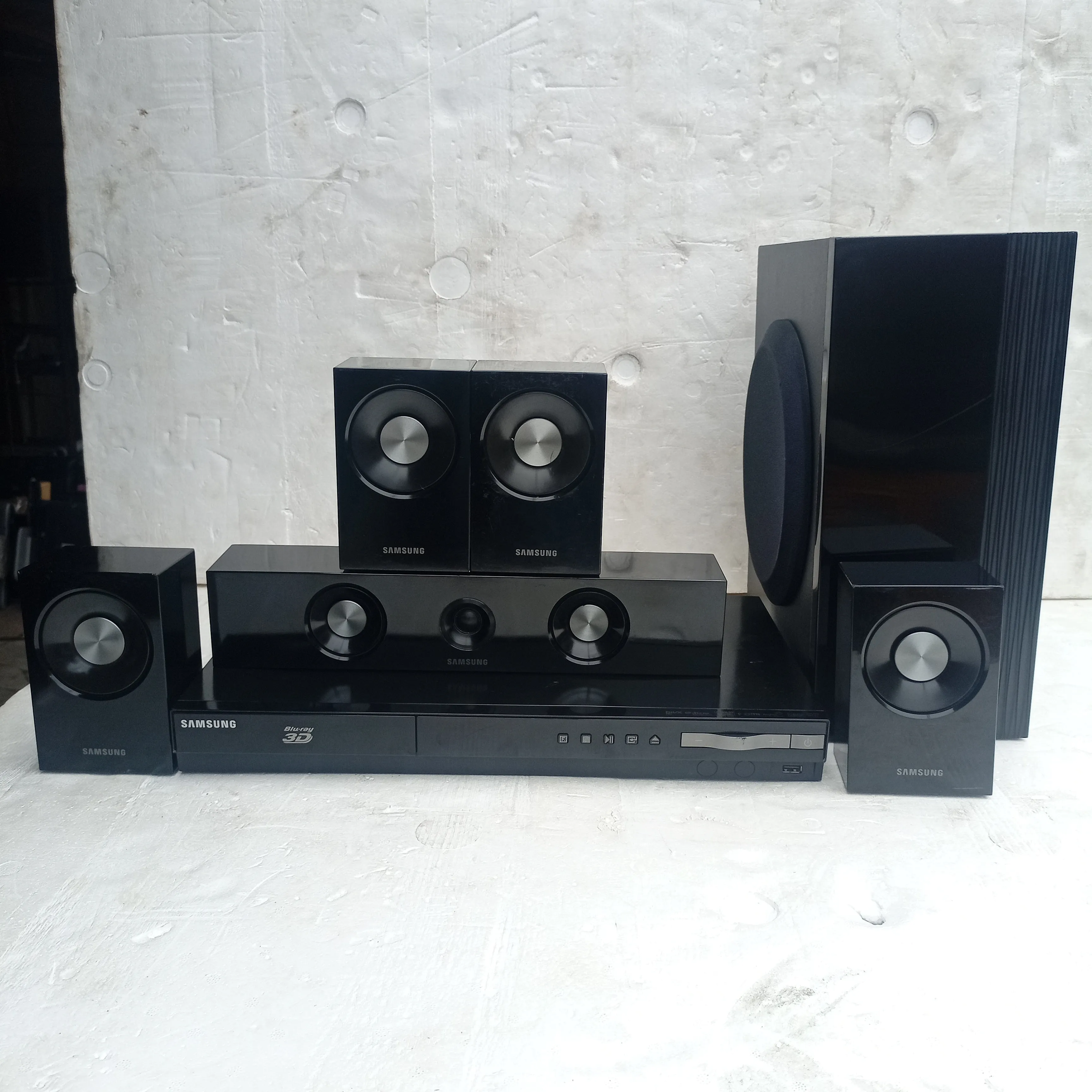 Samsung 5.1ch 1000Watts 3D Blu-ray DVD Home Theater Complete Set (USB, Aux, FM radio, Optical in, HDMI) - Foreign Used