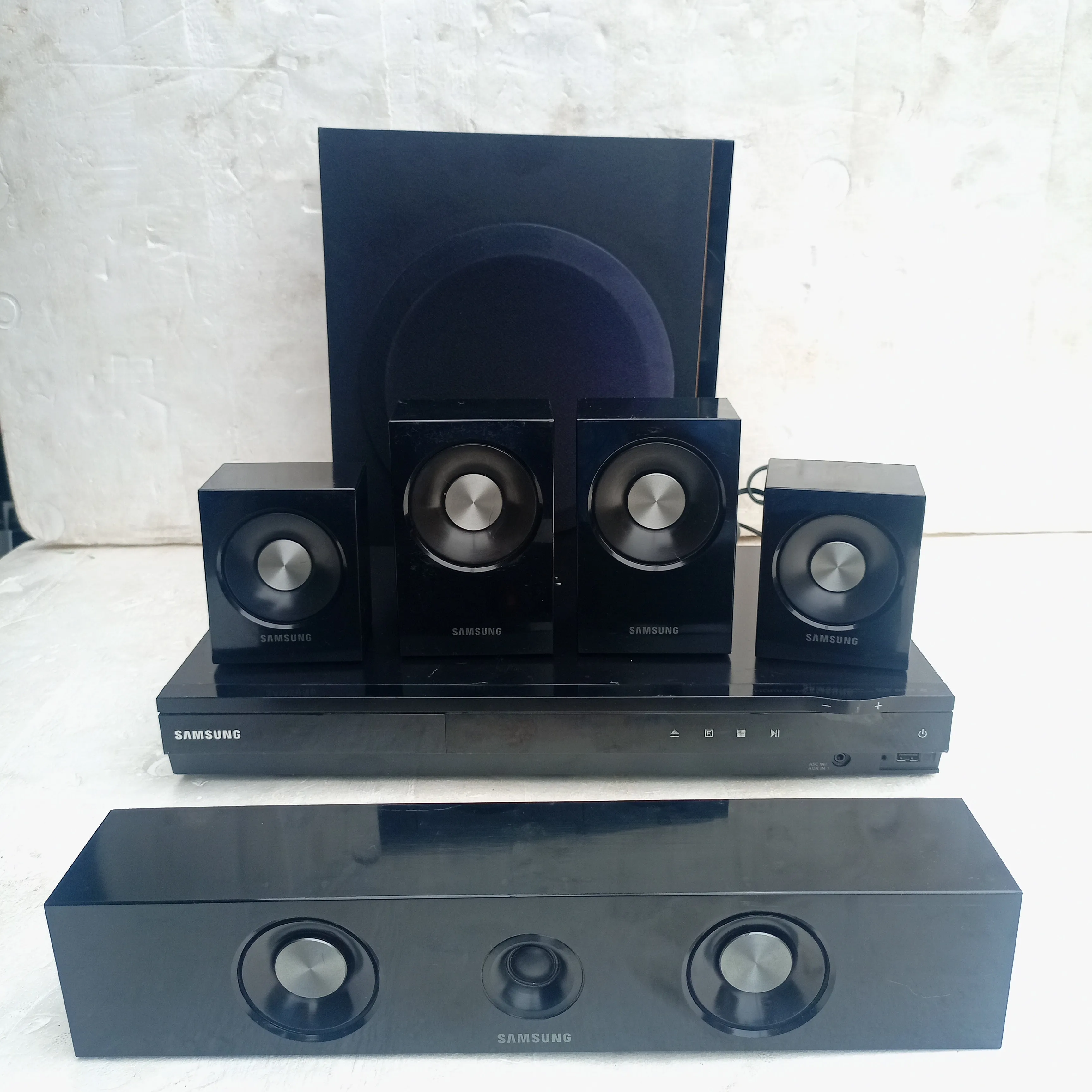 Samsung HT-D450 5.1Ch 850Watts DVD Home Theater Complete Set (USB, Aux, FM radio, Optical in, HDMI) - Foreign Used