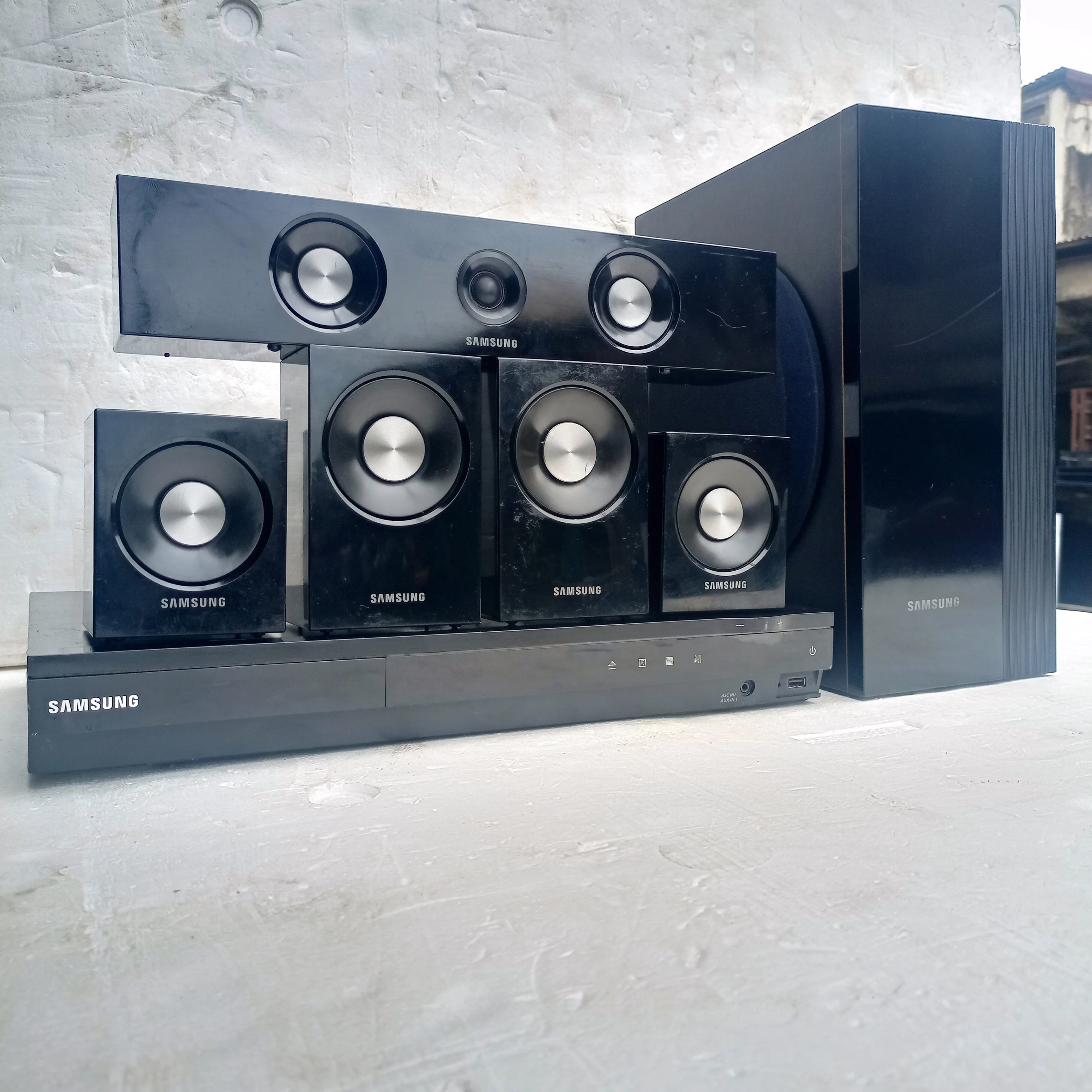 Samsung HT-D450 5.1Ch 850Watts DVD Home Theater Complete Set (USB, Aux, FM radio, Optical in, HDMI) - Foreign Used