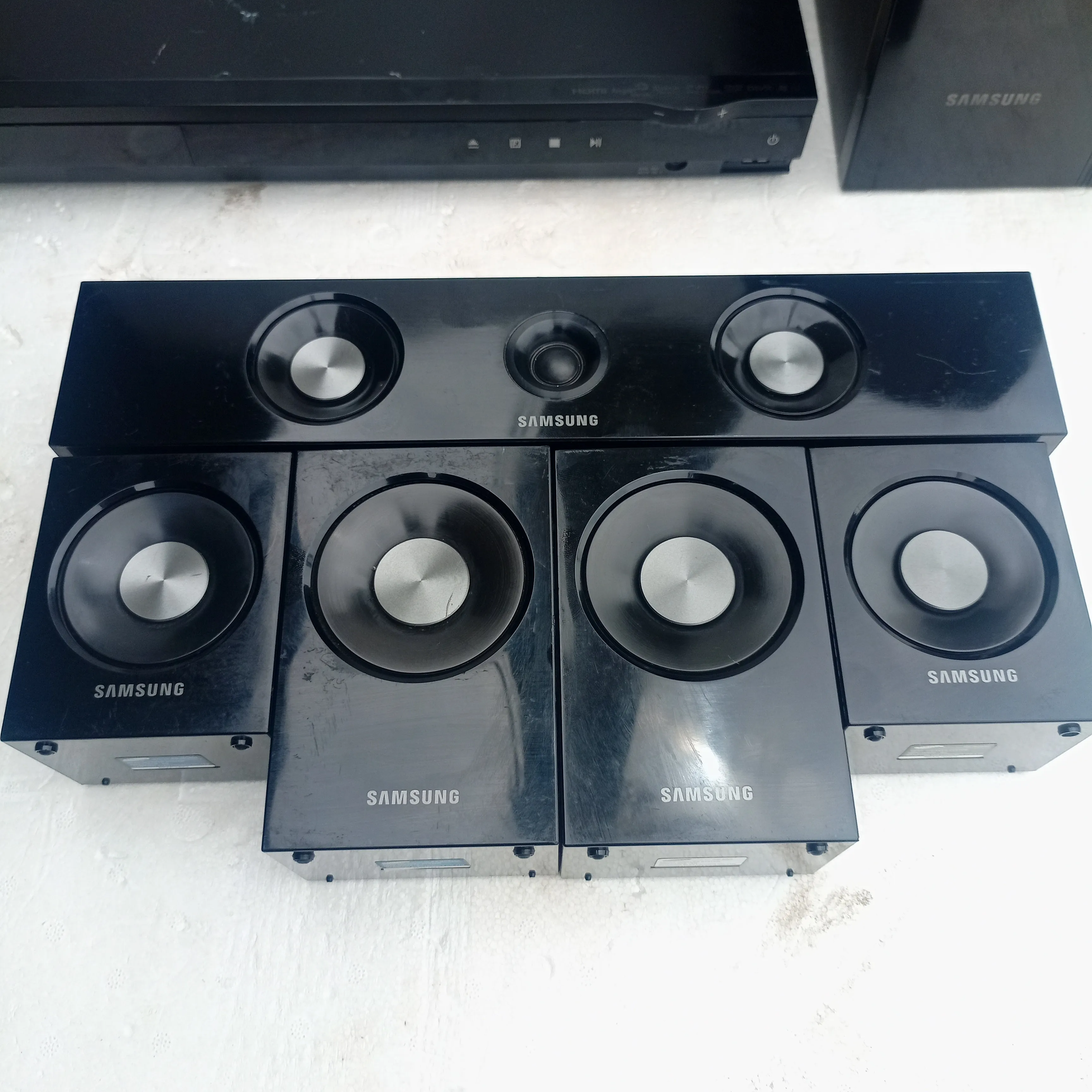 Samsung HT-D450 5.1Ch 850Watts DVD Home Theater Complete Set (USB, Aux, FM radio, Optical in, HDMI) - Foreign Used