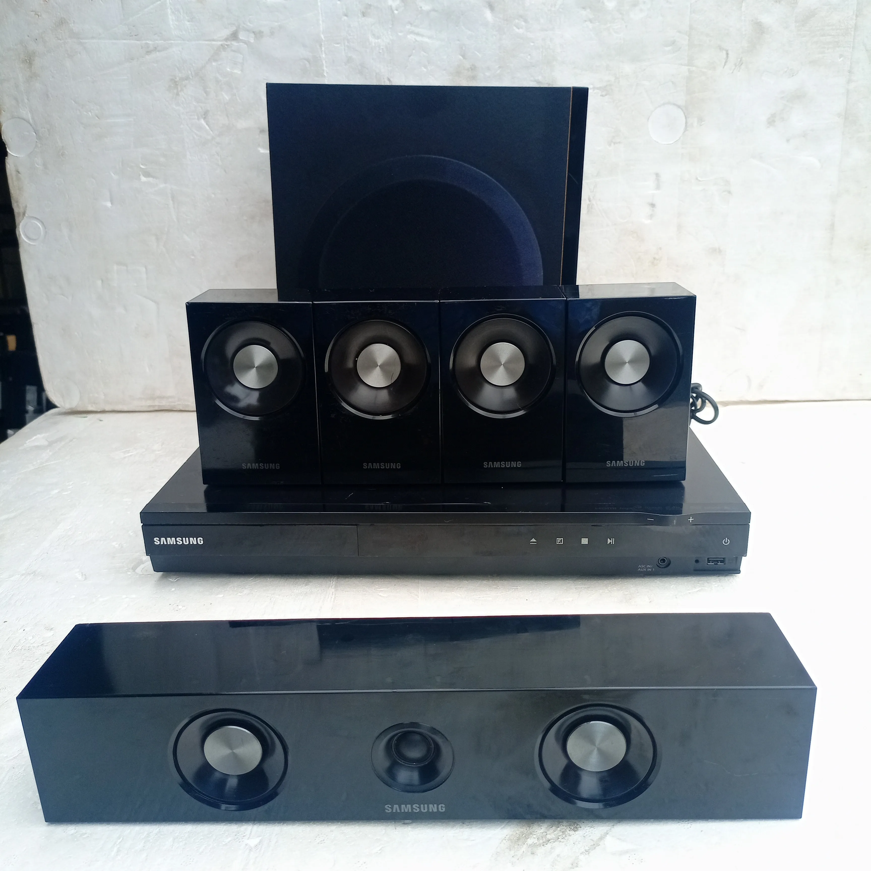 Samsung HT-D550W 5.1 Channel 1000W DVD Home Theater System with USB, Aux, FM Radio, Optical In, and HDMI - Pre-Owned.