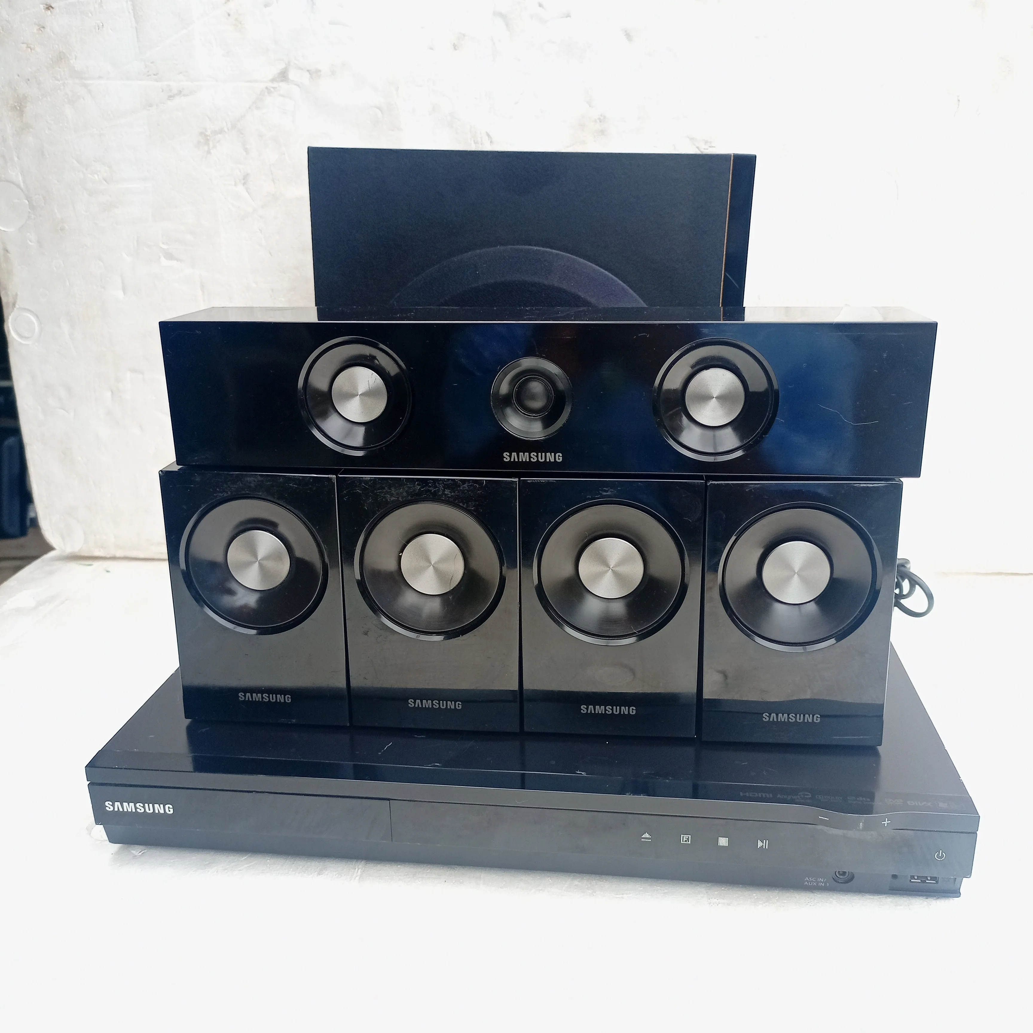 Samsung HT-D550W 5.1 Channel 1000W DVD Home Theater System with USB, Aux, FM Radio, Optical In, and HDMI - Pre-Owned.