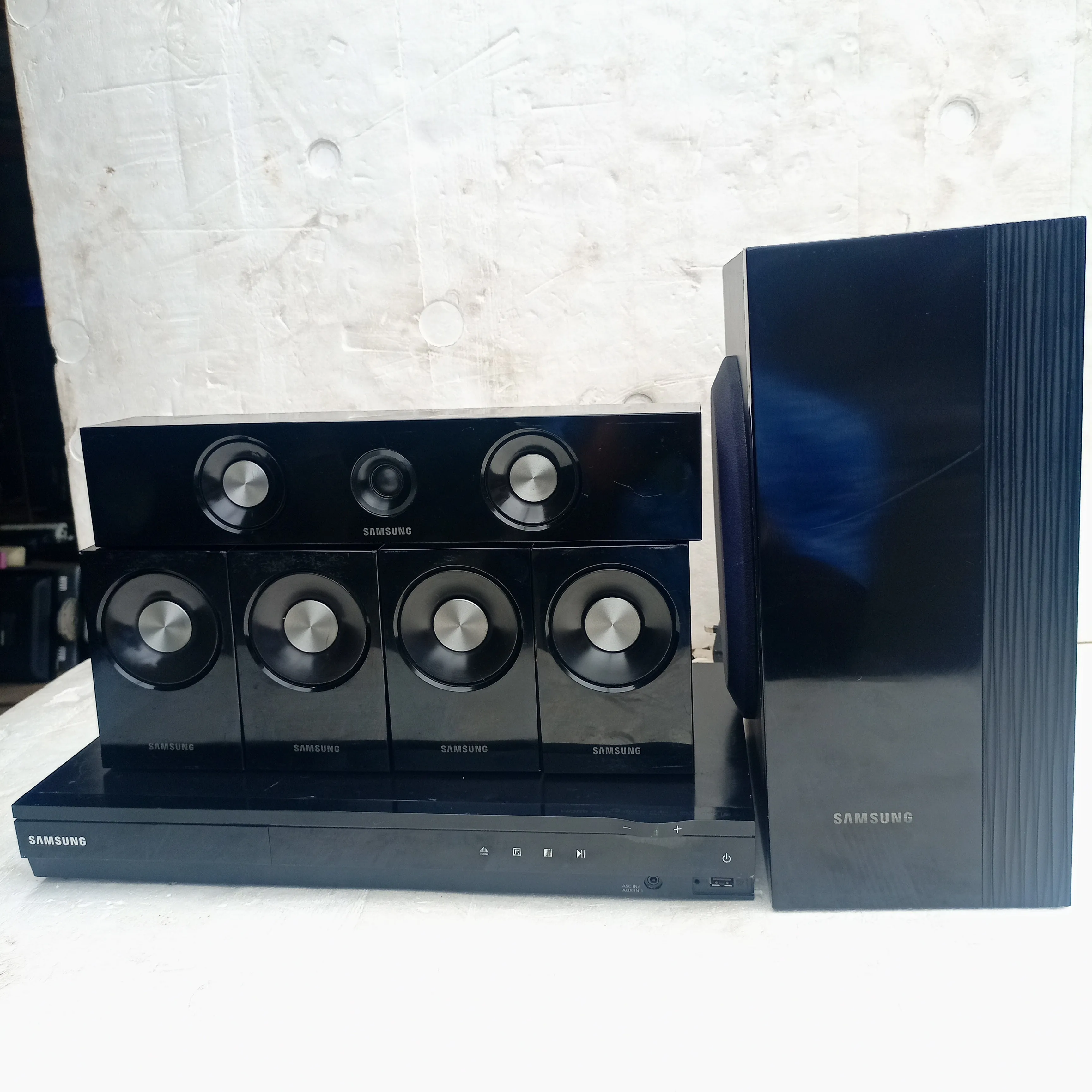 Samsung HT-D550W 5.1 Channel 1000W DVD Home Theater System with USB, Aux, FM Radio, Optical In, and HDMI - Pre-Owned.