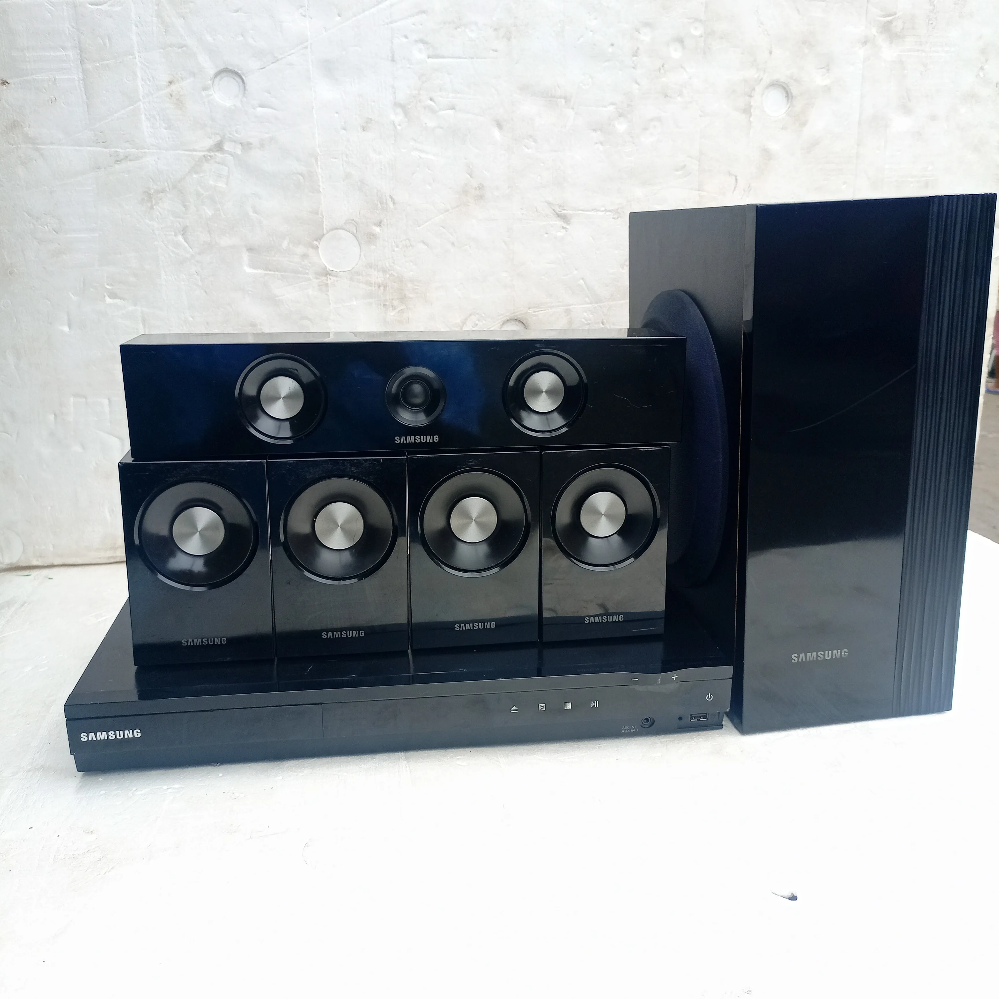 Samsung HT-D550W 5.1 Channel 1000W DVD Home Theater System with USB, Aux, FM Radio, Optical In, and HDMI - Pre-Owned.