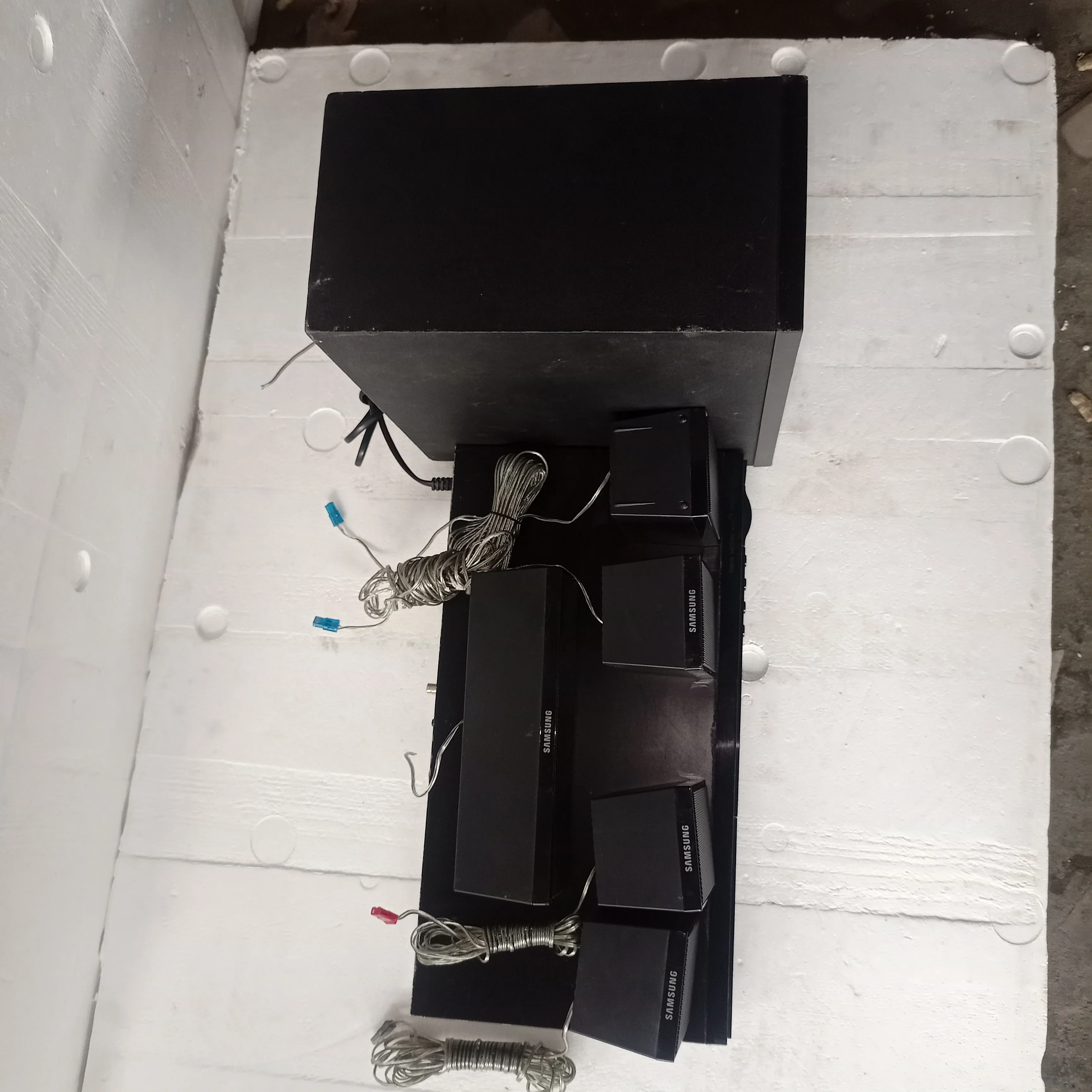 Samsung HT-E350K 5.1Ch 1000Watts DVD Home Theater Complete Set - Foreign Used