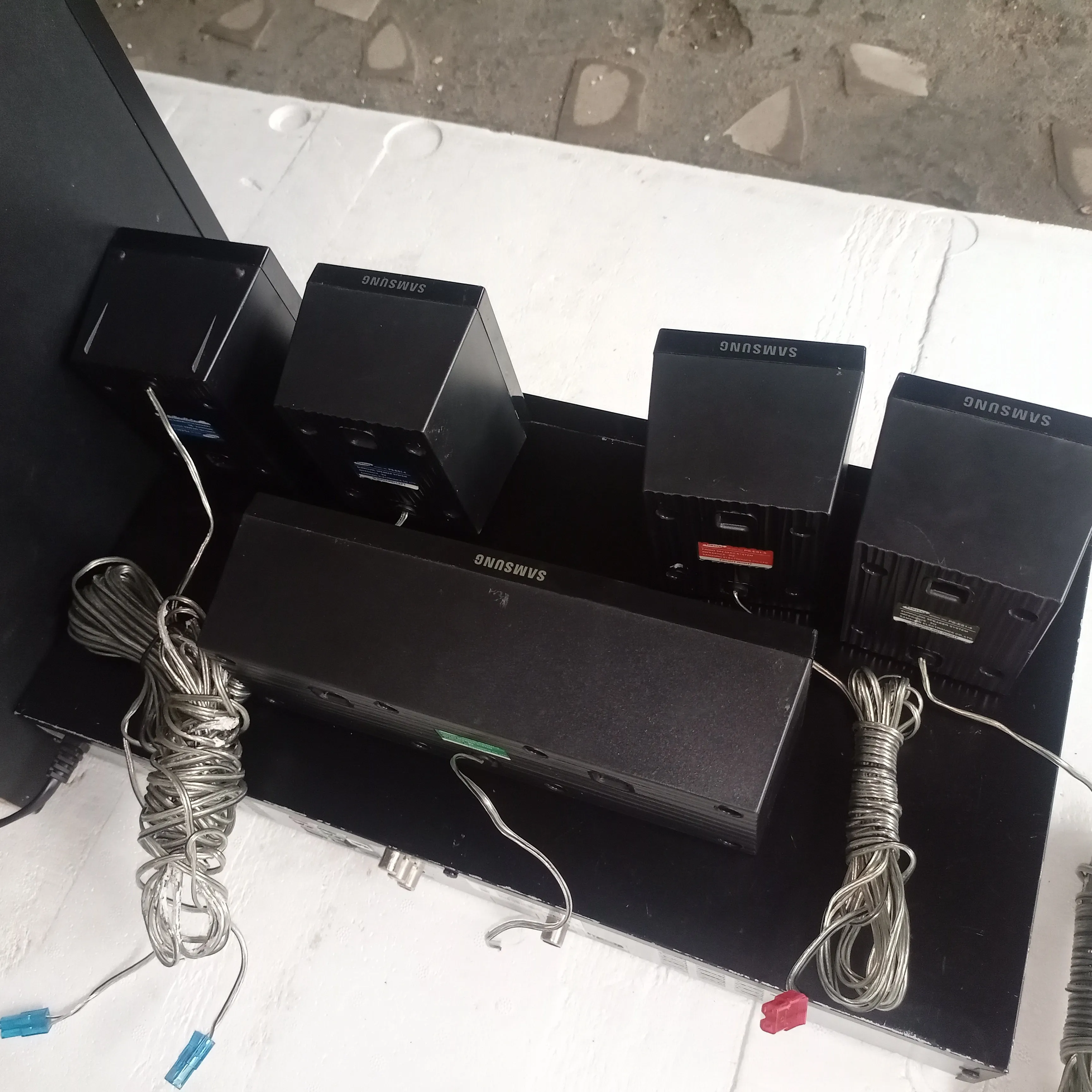 Samsung HT-E350K 5.1Ch 1000Watts DVD Home Theater Complete Set - Foreign Used
