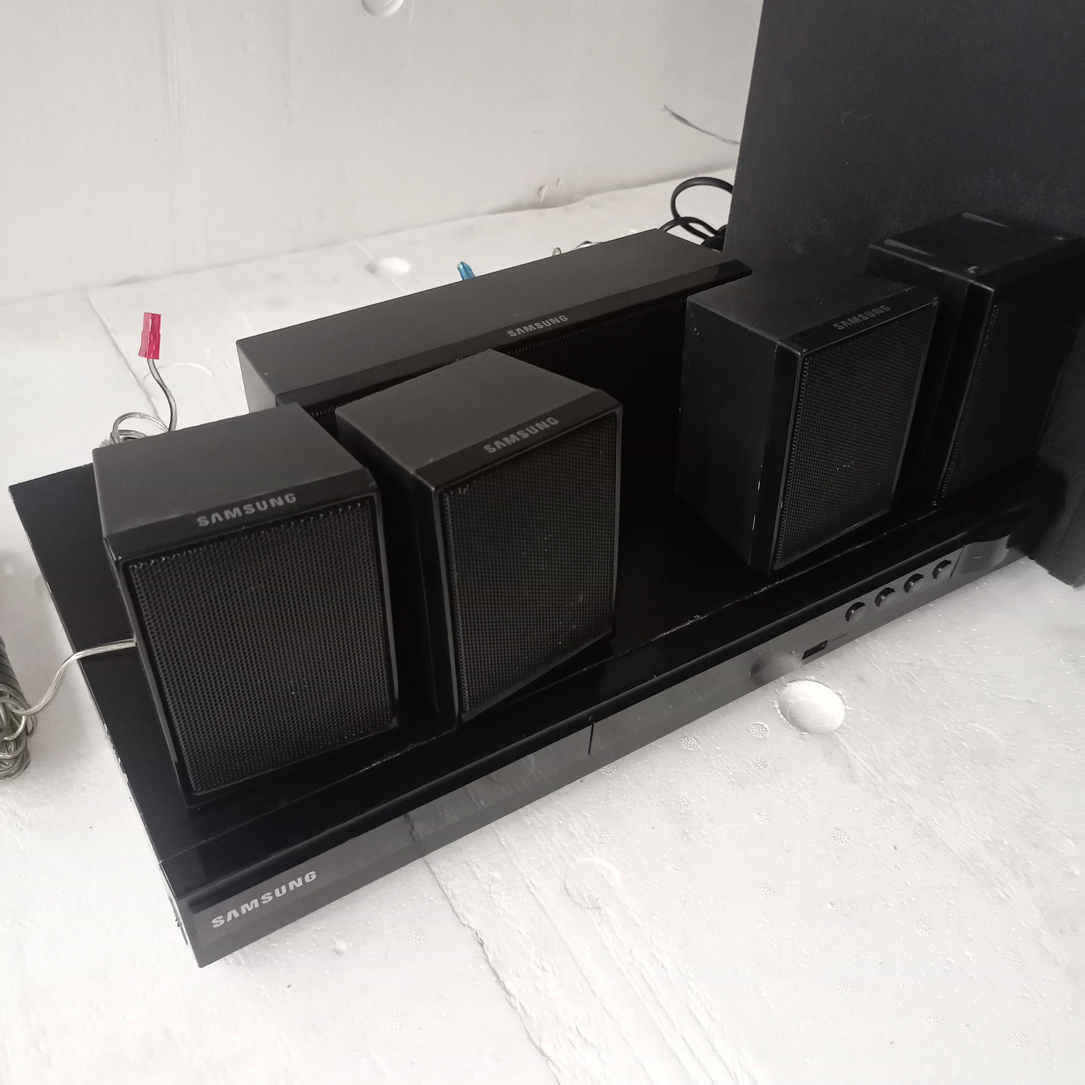 Samsung HT-E350K 5.1Ch 1000Watts DVD Home Theater Complete Set - Foreign Used