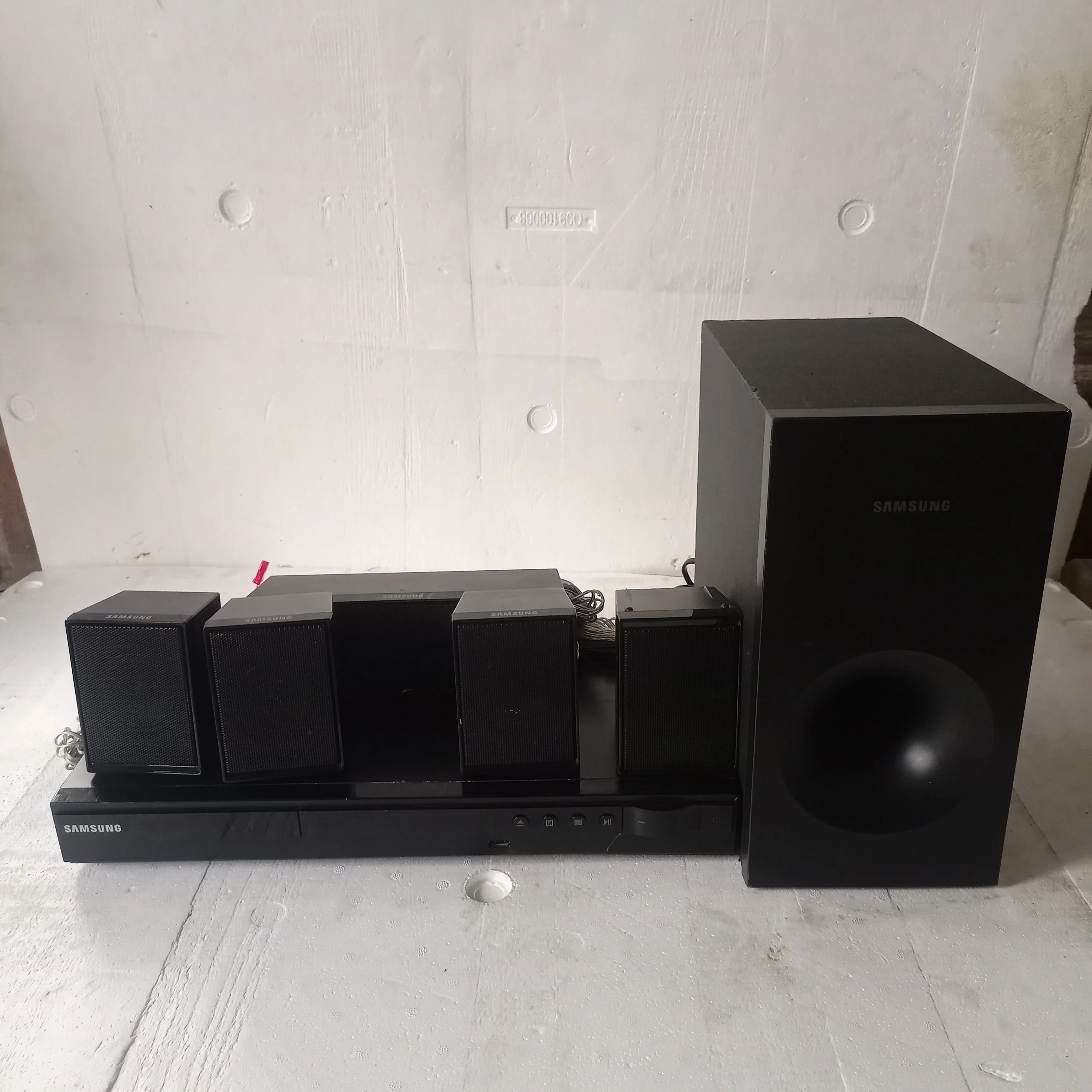 Samsung HT-E350K 5.1Ch 1000Watts DVD Home Theater Complete Set - Foreign Used
