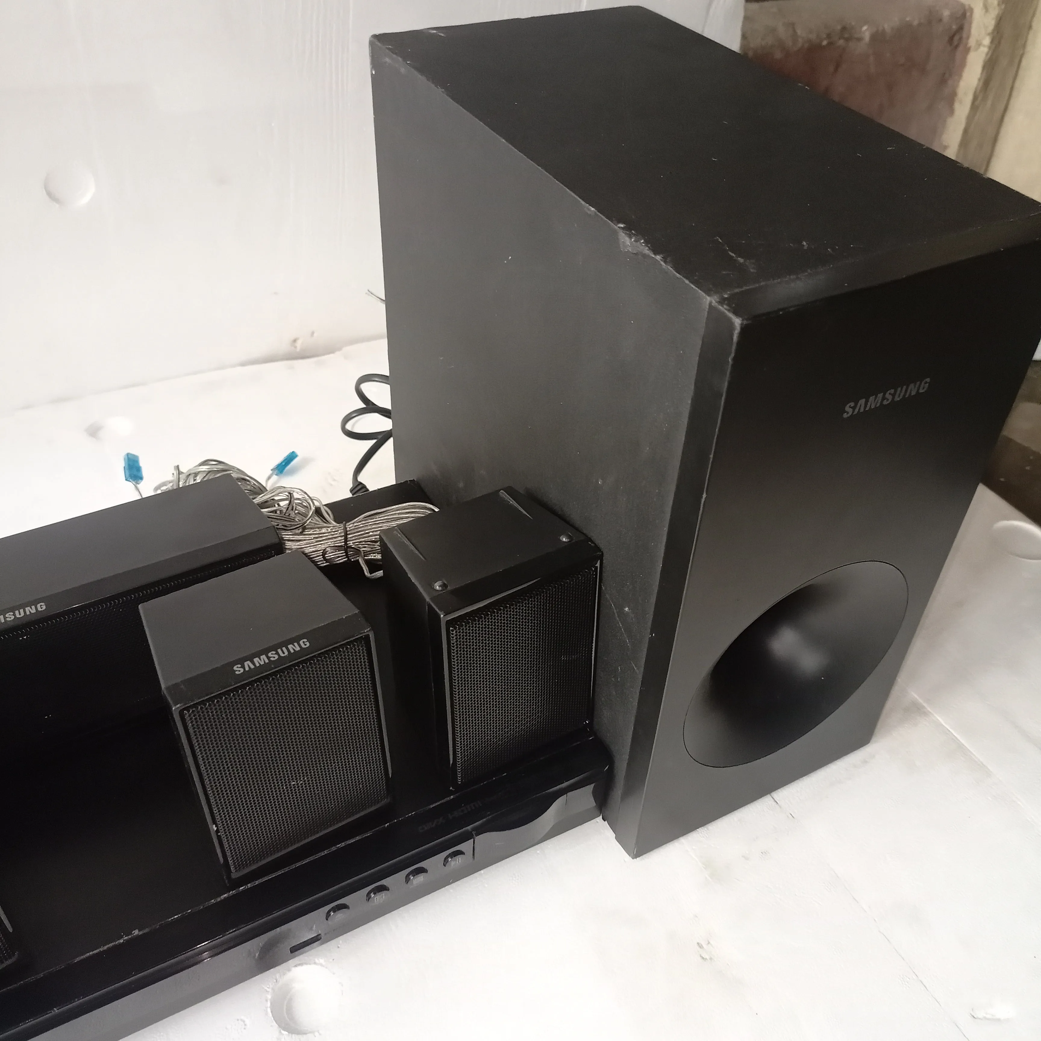 Samsung HT-E350K 5.1Ch 1000Watts DVD Home Theater Complete Set - Foreign Used