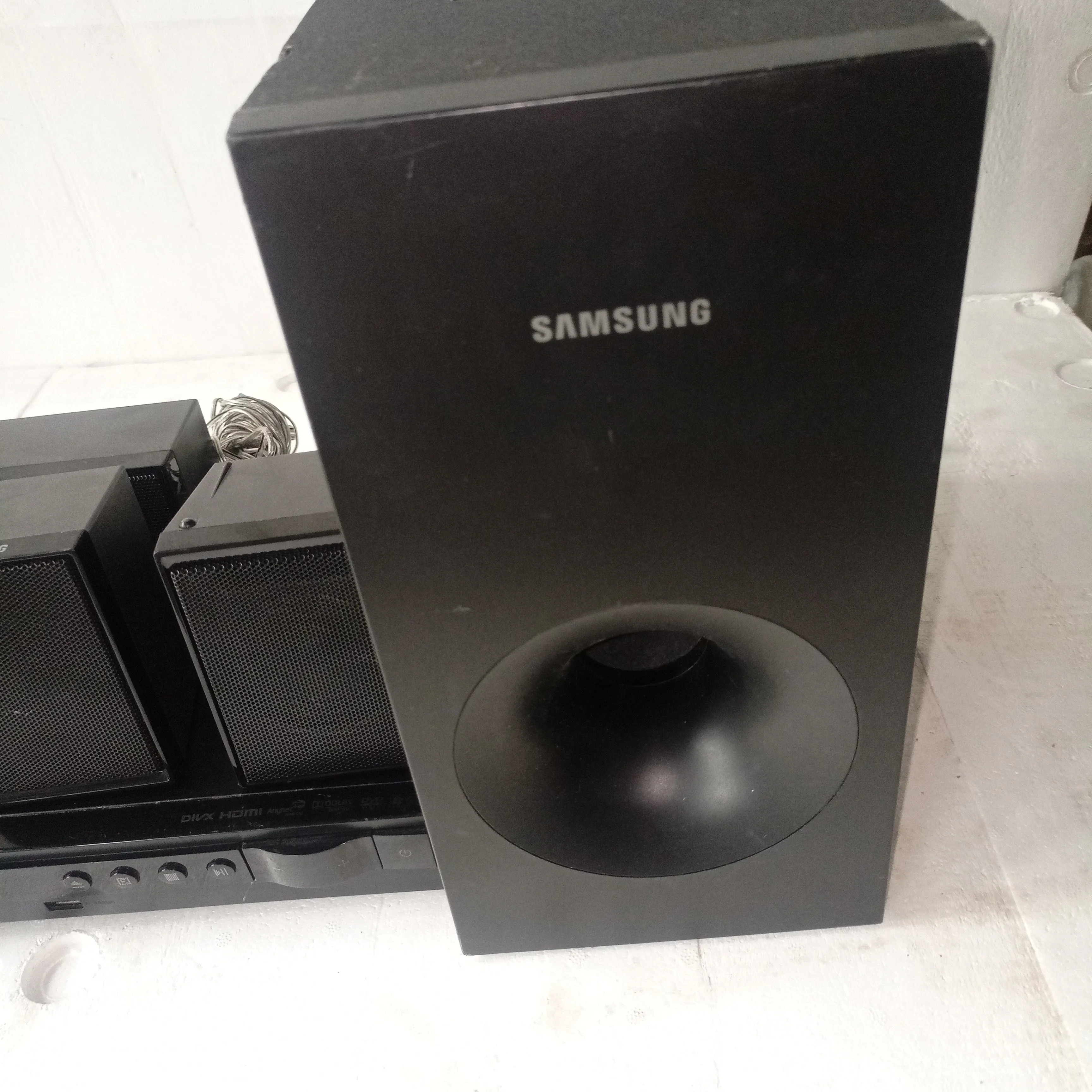 Samsung HT-E350K 5.1Ch 1000Watts DVD Home Theater Complete Set - Foreign Used