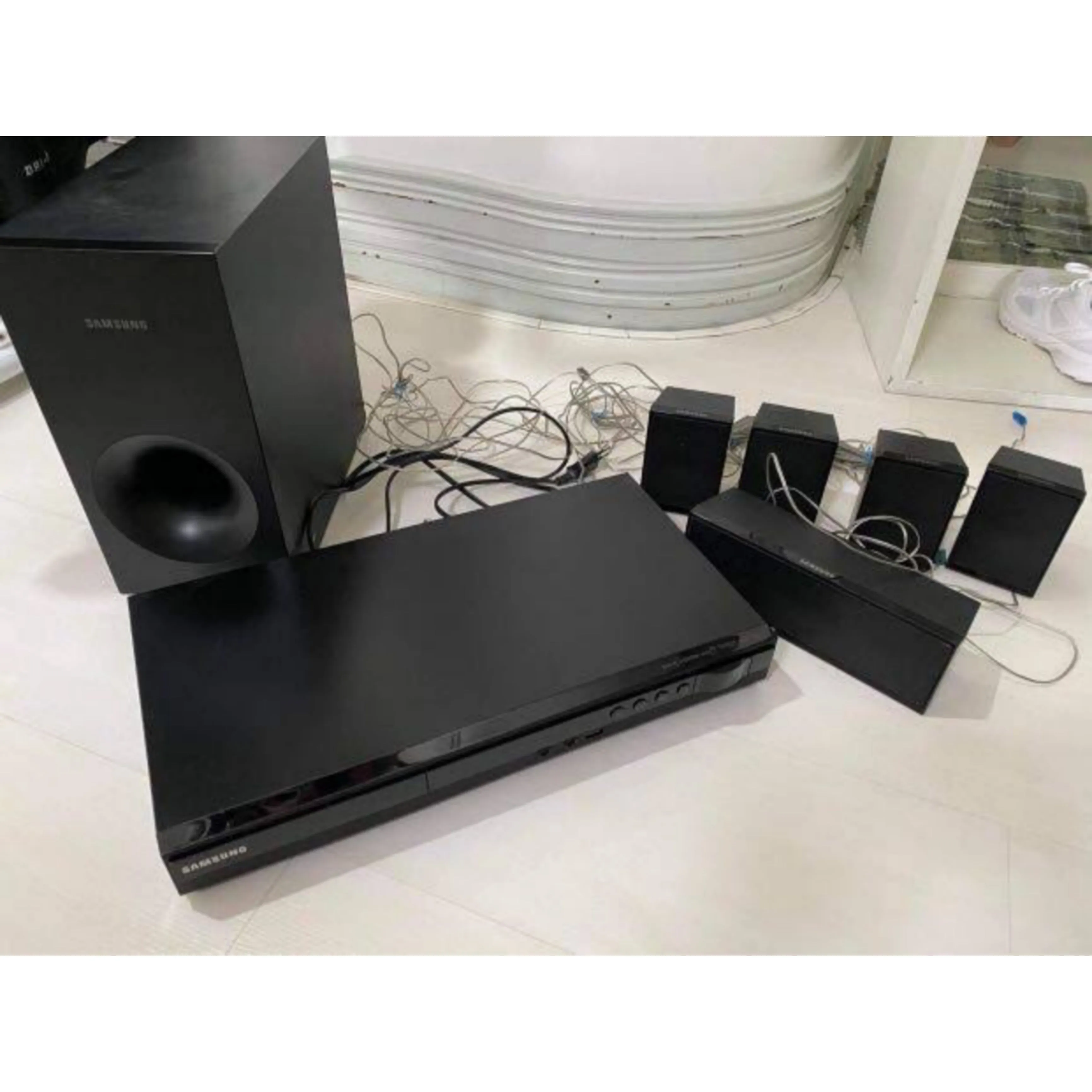 Samsung HT-E350K 5.1Ch 1000Watts DVD Home Theater Complete Set - Foreign Used