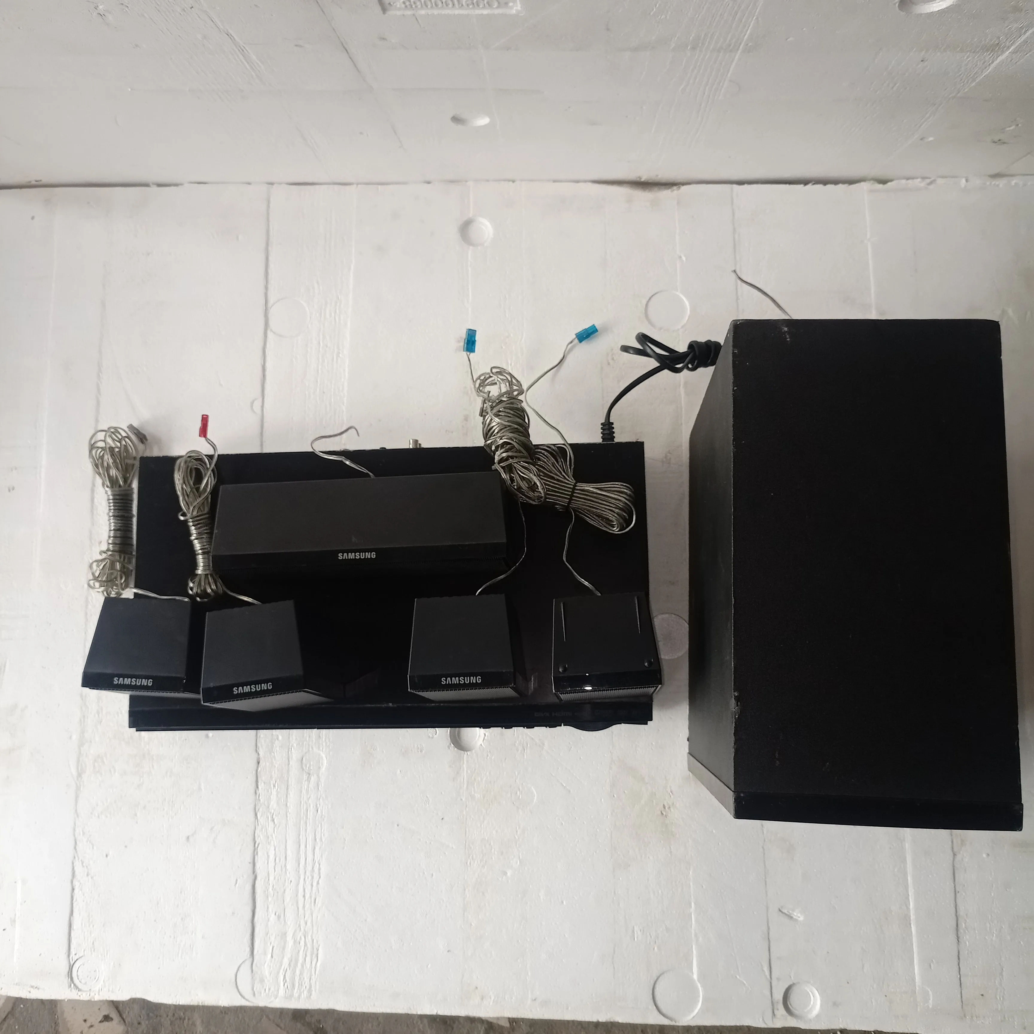 Samsung HT-E350K 5.1Ch 1000Watts DVD Home Theater Complete Set - Foreign Used