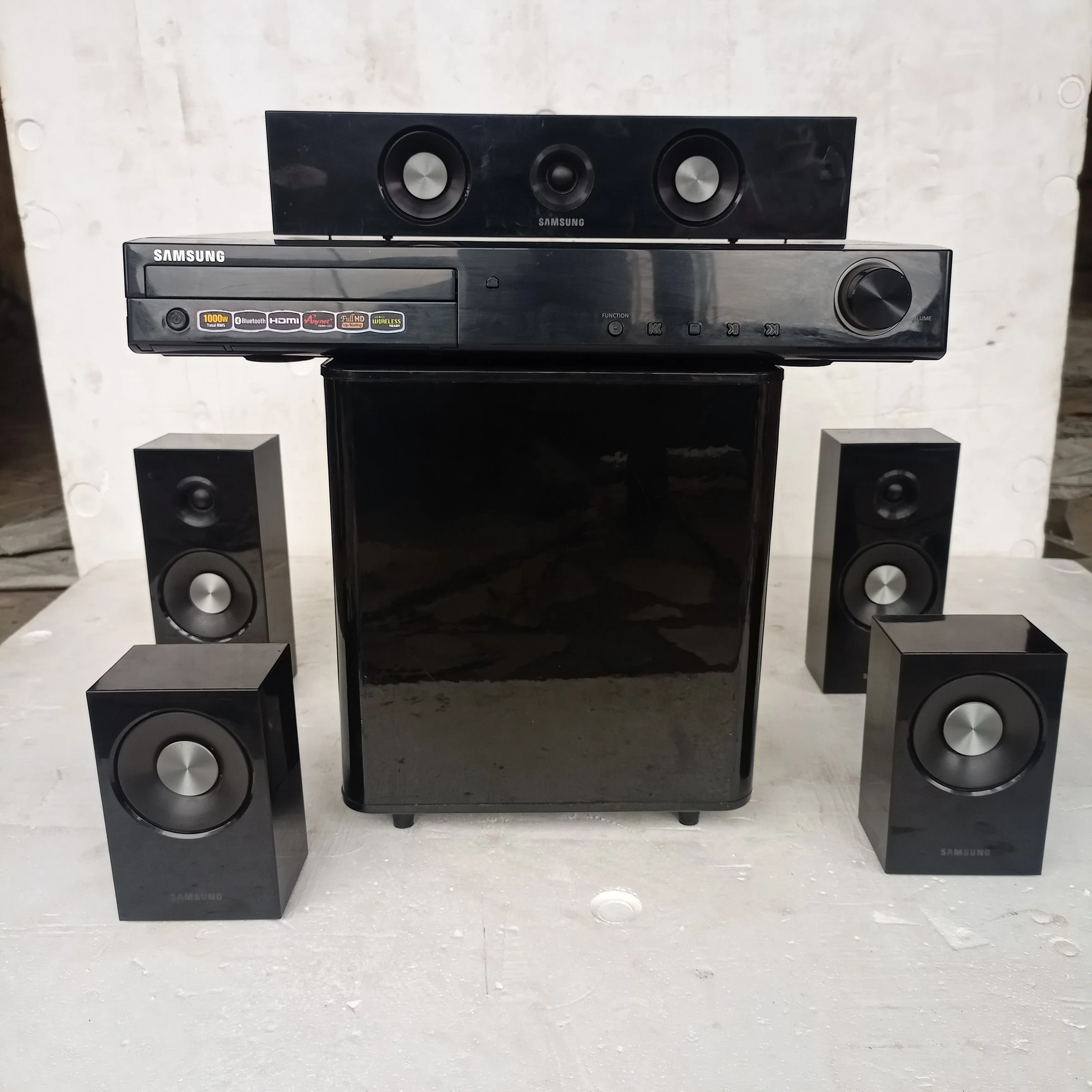 Sure! Here’s an optimized title for the e-commerce product:

**Samsung HT-Z315 5.1 Channel 1000W Bluetooth Home Theater System - Complete Set with USB, Aux, FM Radio, Optical Input, and HDMI (Used, Foreign)**