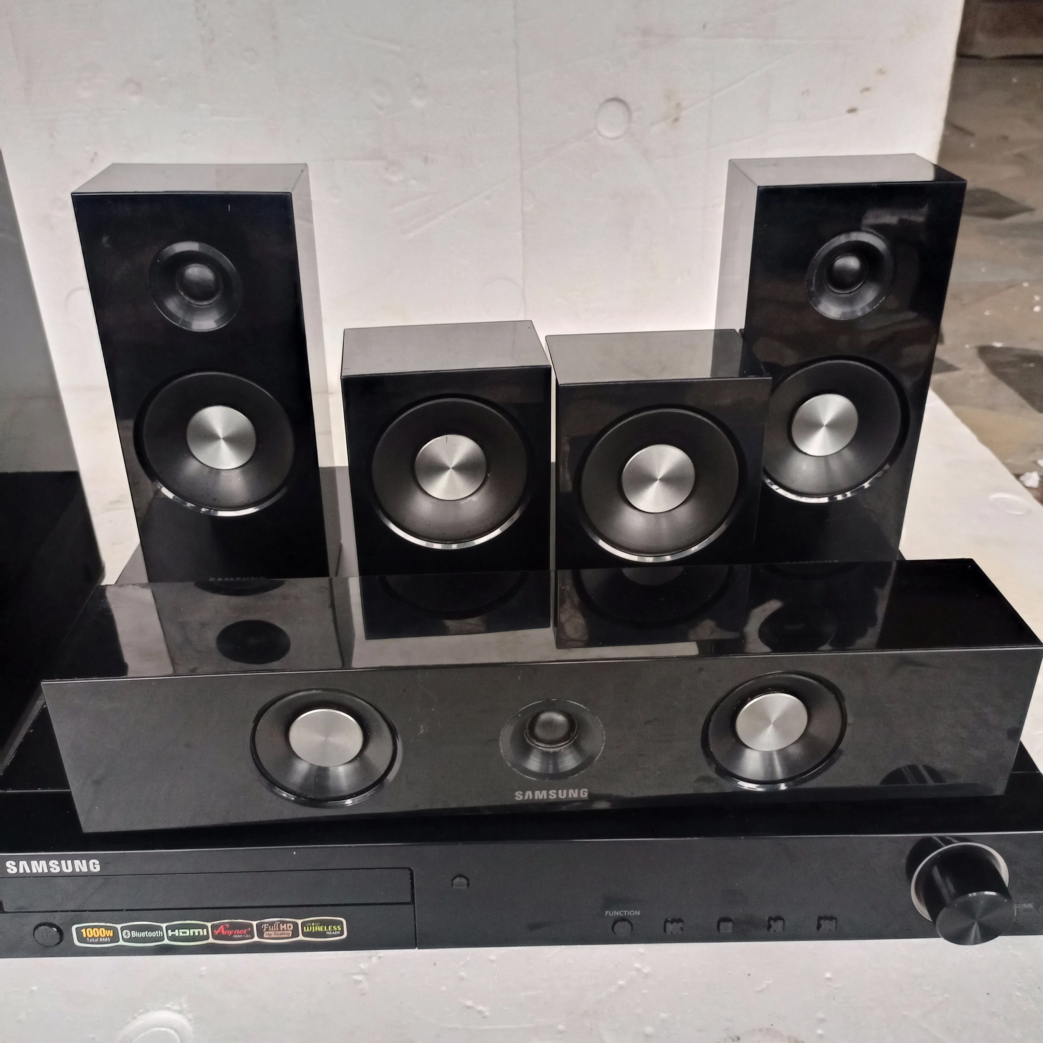 Sure! Here’s an optimized title for the e-commerce product:

**Samsung HT-Z315 5.1 Channel 1000W Bluetooth Home Theater System - Complete Set with USB, Aux, FM Radio, Optical Input, and HDMI (Used, Foreign)**