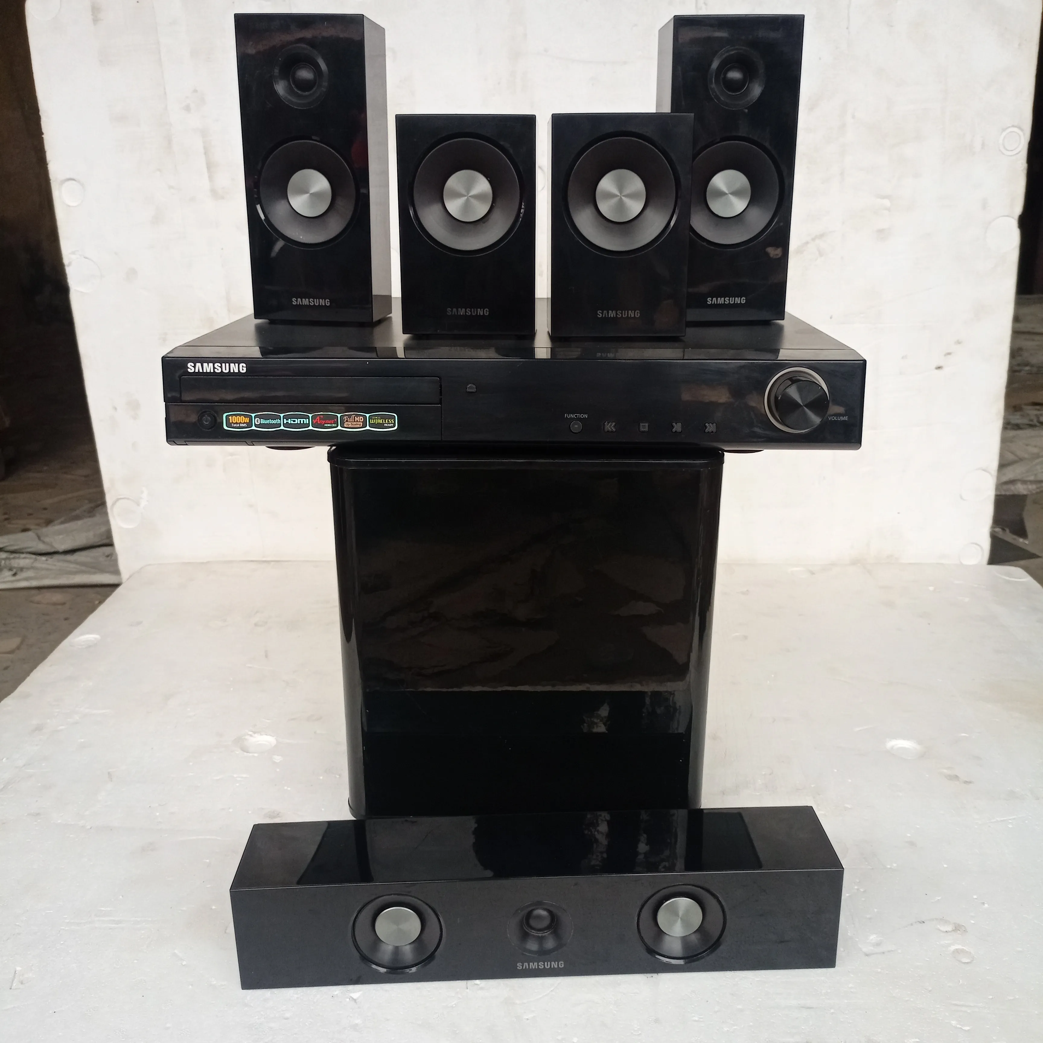 Sure! Here’s an optimized title for the e-commerce product:

**Samsung HT-Z315 5.1 Channel 1000W Bluetooth Home Theater System - Complete Set with USB, Aux, FM Radio, Optical Input, and HDMI (Used, Foreign)**