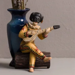 SITTING TRIVELINO WITH MANDOLIN