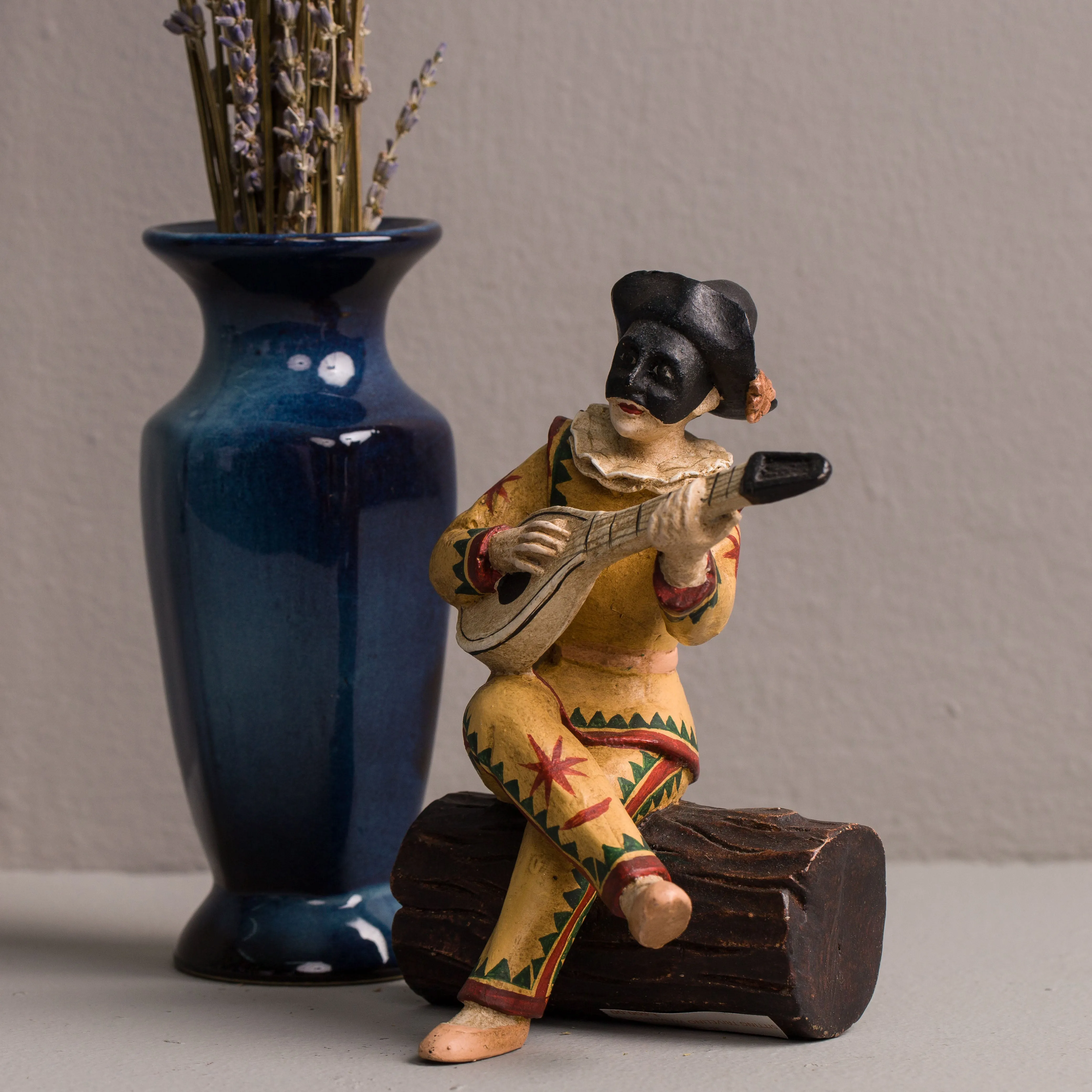 SITTING TRIVELINO WITH MANDOLIN